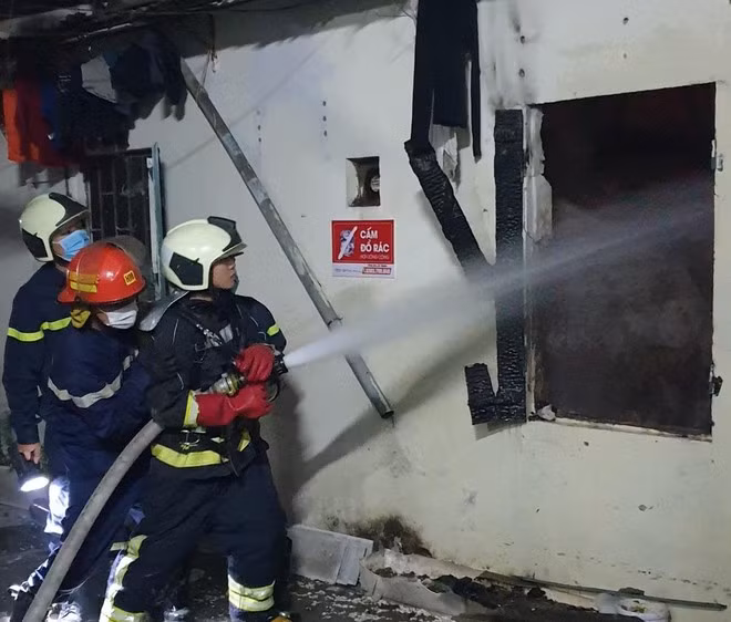  Nổ bình gas trong đêm, 3 người tử vong: Đêm 3/1, Công an phường Định Công (quận Hoàng Mai, TP Hà Nội) nhận được tin báo của người dân về việc tại nhà trọ ở địa chỉ H4, cuối nghách 79, ngõ 18 phố Định Công Thượng xảy ra tiếng nổ lớn, lửa và khói bốc lên. Đây là ngôi nhà thuê trọ của vợ chồng anh Phạm Huy H. (SN 1994) và chị Trần Thị T. (SN 1994), cùng trú tại xã Phú Lãi, huyện Yên Thủy, tỉnh Hòa Bình; tạm trú tại địa chỉ trên. Trong quá trình tìm kiếm các nạn nhân mắc kẹt, lực lượng chức năng phát hiện anh H. và chị T. đã tử vong trong nhà trọ. Qua khám nghiệm hiện trường còn phát hiện thêm thi thể thứ 3. 