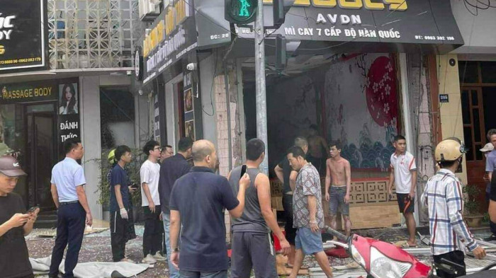  Nổ lớn tại quán mì cay Hải Dương, mảnh kính bắn tung toé vào người đi đường: ngày 27/5, tại một quán mì cay nằm trên đường Ngô Quyền, phường Tân Bình, TP Hải Dương đã xảy ra nổ bình gas. Theo người dân, thời điểm vụ nổ xảy ra khiến rung chấn cả khu vực. Rất may trong quán chỉ có 2 nhân viên bị thương chứ không có khách. Vụ nổ lớn khiến một số đồ vật hư hỏng, các mảnh kính vỡ bắn tung toé ra lòng đường và vào người đi đường. Cũng may là không ai bị thương quá nặng. 