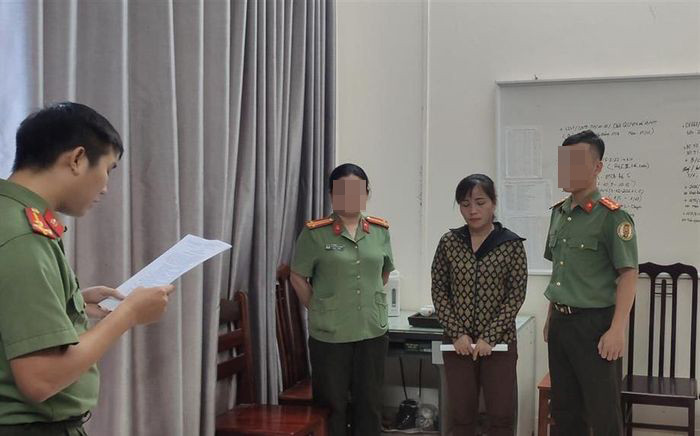 Tuyên Quang: Bắt “nữ quái” tổ chức cho người khác trốn đi nước ngoài Tuyen Quang: Bat “nu quai” to chuc cho nguoi khac tron di nuoc ngoai