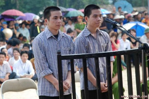 Chúng lục lọi lấy được 1 ĐTDĐ của ông Đ. và hơn 7 triệu đồng. Theo lời 2 đối tượng, nguyên nhân gây án chỉ vì ham ăn chơi nên nợ nần. Nghĩ nhà ông Đ. có nhiều tiền, chúng bàn bạc với nhau đi cướp để trả nợ và ăn chơi tiếp. Ngày 27/8/2011, mở phiên tòa lưu động, TAND tỉnh Hà Giang tuyên phạt án tử hình đối với 2 bị cáo Nguyễn Văn Đế và Nguyễn Văn Nội, cùng về 3 tội (giết người, cướp tài sản và hiếp dâm). 