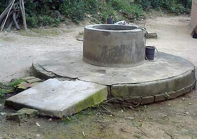 Do nhà ông Đ. ở cách xa khu dân cư nên chỉ có 2 tên cướp nghe được. Chúng chạy vào nhà, lôi H. ra sân để tra khảo mã số két bạc. Mỗi lần nạn nhân nói không biết, chúng lại chặt ngón tay của cháu. Chúng bịt miệng và giết hại H. Sau đó, 2 đối tượng ném thi thể H. và mẹ cháu xuống giếng, vứt thêm 2 bao phân đạm, lốc xe máy đè lên trên. Chúng lấy các can dầu luyn trong nhà đổ lên các vết máu để xóa dấu vết, nhưng do đêm tối, các vết máu vẫn còn vương vãi nhiều nơi. (Ảnh minh họa, nguồn Internet)