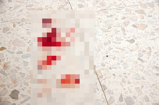 Do bận đi làm nên cả nhóm tiếp tục đi, đến chiều thì quay lại, thấy cửa nhà ông Đ. khép hờ, gọi vẫn không ai trả lời. Thấy bất thường, họ cùng vào kiểm tra, phát hiện nền nhà loang lổ vết dầu luyn và máu. Phía sau nhà, thấy một cái chảo to đậy lên miệng giếng. Một người lật chảo ra, nhìn xuống giếng thì thấy lập lờ thi thể phụ nữ bị chẹn bởi một số bao tải phân đạm và lốc xe máy. (Ảnh minh họa, nguồn Internet) 