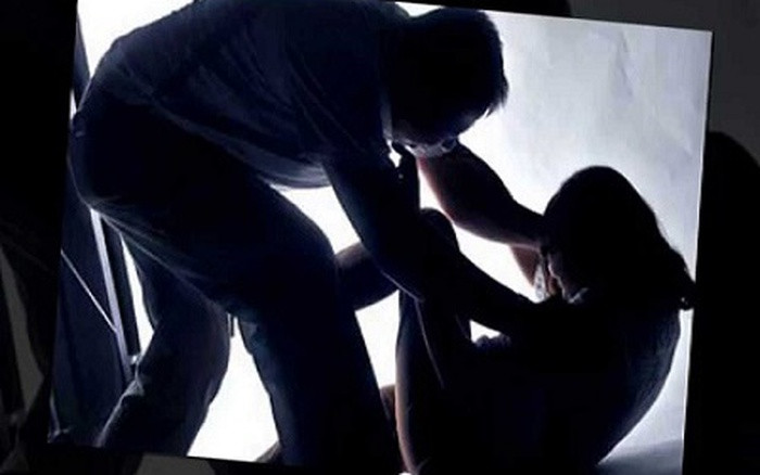 Nghe tiếng mẹ kêu "cướp...", cháu H. đang ngủ trong nhà bật dậy, nhưng không kịp bỏ chạy. Hai tên cướp đội mũ bảo hiểm và mũ len trùm kín mặt, chỉ hở 2 con mắt, xông vào buồng ngủ của H. Cháu gái hết lời van xin, nhưng hai kẻ mất nhân tính bỏ ngoài tai, xâm hại xong thì trói H. vào xà nhà. Khi chúng đang ra bờ sông (cách nhà nạn nhân khoảng 25m) để bỏ thi thể ông Đ. vào bao tải đem giấu, thì cháu H. cởi được trói, hô "Cướp! Cướp!...". (Ảnh minh họa, nguồn Internet)