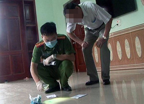 Một hướng điều tra được chú ý: thủ phạm có thể là đối tượng liên quan đến việc mua bán, vay mượn. Cách hiện trường khoảng 8km, có một đối tượng nghi vấn tên Nguyễn Văn Nội (SN 1992, ngụ xã Phương Độ, TP Hà Giang). Gã lêu lổng, hay lang thang, gia cảnh nghèo và có bất minh về tiền bạc. Sau khi vụ trọng án được phát hiện, y đã đi khỏi làng. Một nguồn tin cho biết, đêm 22/1/2011, thấy chiếc taxi chạy tới xã Phương Độ, đón một thanh niên trước khu vực nhà của Nguyễn Văn Nội. Theo người lái taxi mô tả, gã thanh niên bắt xe có đặc điểm giống Nguyễn Văn Nội. (Ảnh minh họa, nguồn Internet)