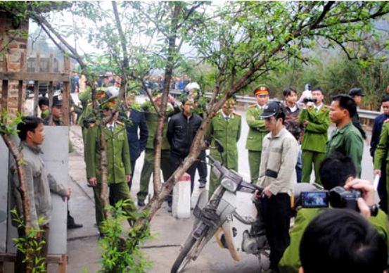 Chiều 20/1/2011, Đế và Nội đi bộ đến nhà ông Đ., mượn xe máy để chạy lấy hàng (do tiệm này có hơn chục xe máy của người cầm đồ). Gần 1 giờ hôm sau, chúng ghé trả xe. Ông Đ. ra nhận xe, Đế viện cớ có nguồn gỗ để dưới bờ sông Lô, dụ ông tới đó coi hàng. Khi ra đến bờ sông, từ phía sau, bọn chúng tấn công ông Đ. cho ngã rồi dìm xuống sông. Sau đó, Đế gọi bà Y. ra đầu hồi nhà nói chuyện và sát hại. (Cơ quan điều tra dựng lại hiện trường vụ án, Ảnh Công an TP HCM)