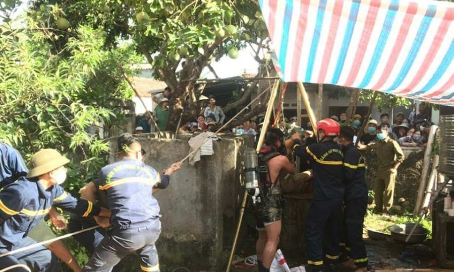 Đến 19h cùng ngày, nhận tin báo về vụ trọng án, Công an tỉnh Hà Giang đã nhanh chóng có mặt. Tại hiện trường, xác định có nhiều vết máu ở đầu hồi, nhà vệ sinh, trên khúc gậy dài 90cm... Trục vớt từ giếng lên, phát hiện thi thể của bà Y. và cháu H., cùng nhiều vật chứng liên quan. Mở rộng khám nghiệm hiện trường, cơ quan công an phát hiện một bao tải giấu ở bụi cây ven bờ sông Lô, cách nhà khoảng 25m, trong chứa thi thể ông Đ. Cả 3 người đều bị sát hại rất dã man bằng dao và gậy, khiến các nạn nhân tử vong tại chỗ. Đặc biệt, bé gái còn bị trói, hiếp dâm, chém nhiều nhát. (Ảnh minh họa, nguồn Internet) 