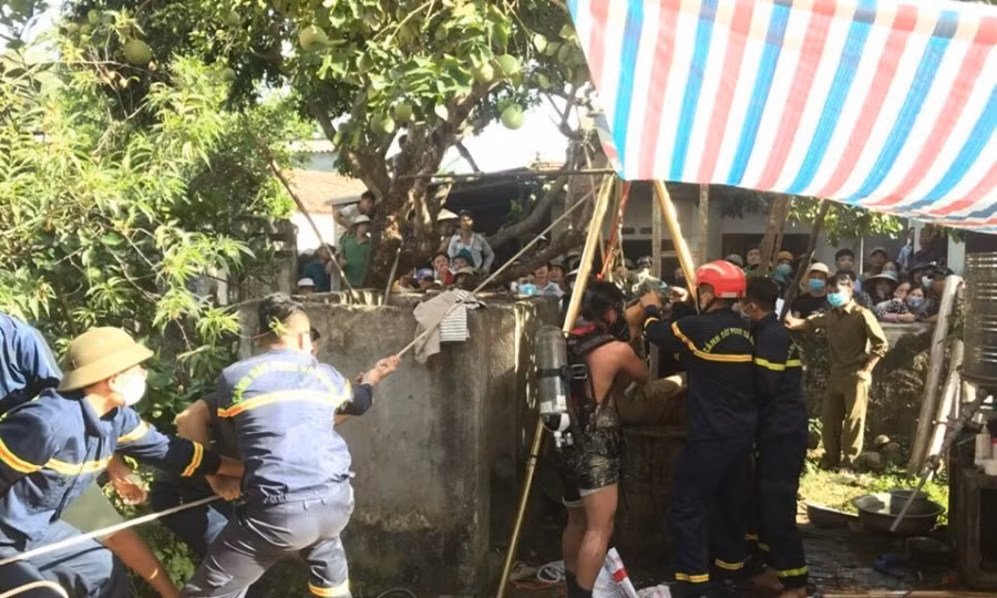 Đến 19h cùng ngày, nhận tin báo về vụ trọng án, Công an tỉnh Hà Giang đã nhanh chóng có mặt. Tại hiện trường, xác định có nhiều vết máu ở đầu hồi, nhà vệ sinh, trên khúc gậy dài 90cm... Trục vớt từ giếng lên, phát hiện thi thể của bà Y. và cháu H., cùng nhiều vật chứng liên quan. Mở rộng khám nghiệm hiện trường, cơ quan công an phát hiện một bao tải giấu ở bụi cây ven bờ sông Lô, cách nhà khoảng 25m, trong chứa thi thể ông Đ. Cả 3 người đều bị sát hại rất dã man bằng dao và gậy, khiến các nạn nhân tử vong tại chỗ. Đặc biệt, bé gái còn bị trói, hiếp dâm, chém nhiều nhát. (Ảnh minh họa, nguồn Internet) 