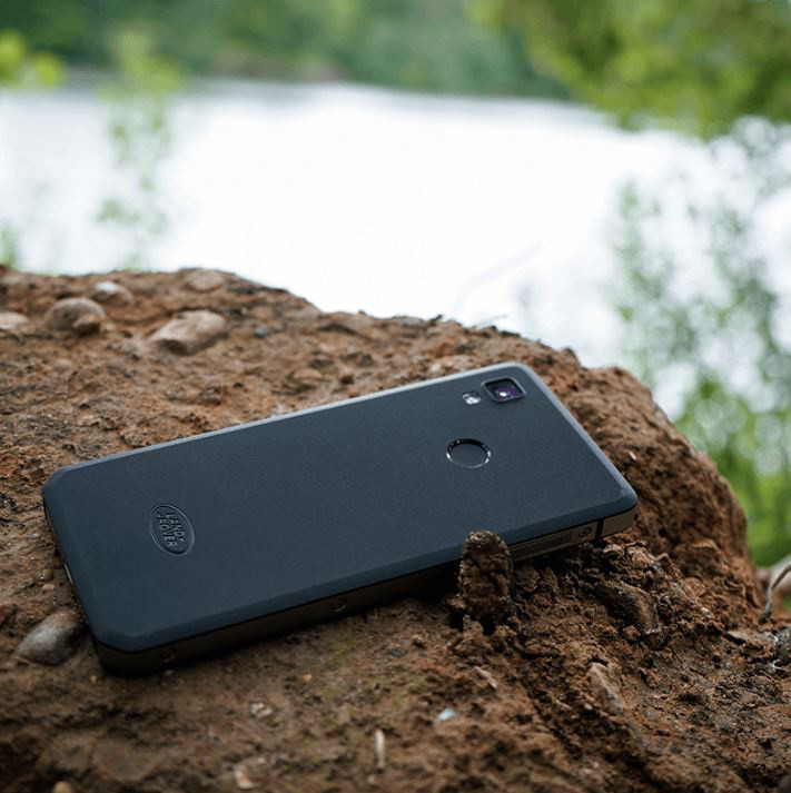 Mở rộng khám nghiệm, công an nhận thấy đồ đạc trong nhà chị N có xáo trộn, chứng tỏ ai đó đã lục soát. Tuy nhiên, ngoài chiếc điện thoại di động bị mất thì một số tài sản có giá trị khác như vàng vẫn còn nguyên. Điều này đặt ra cho các điều tra viên nhiều giả thuyết. Những gì xảy ra chắc chắn là hậu quả của một vụ án giết người nhằm cướp tài sản. Thế nhưng vì sao hung thủ chỉ lấy điện thoại mà bỏ lại những thứ có giá trị khác? Phải chăng đối tượng trước khi hành động đã tính toán kỹ lưỡng chứ không phải bột phát? (Ảnh minh họa, nguồn Internet) 