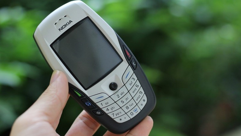 Một đồng nghiệp làm cùng chị N cho biết, ngoài chiếc điện thoại Samsung, nạn nhân còn có một chiếc điện thoạt đắt tiền khác hiệu Nokia mới mua. Về tài sản này, sau khi chị N được phát hiện đã chết, công an không tìm thấy. Lúc này, mọi manh mối của vụ án được đổ dồn về chiếc điện thoại đó. Theo một nhân chứng, vào tối 7/2/2007, trước khi vụ cháy xảy ra họ có nhìn thấy một người đàn ông trung niên dáng đậm qua lại nhà chị N 2 lần.(Ảnh minh họa, nguồn Internet)