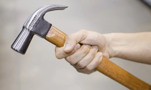 Khoảng 20h ngày 7/2/2007, Công tìm đến nhà chị N nhưng người phụ nữ này không có nhà. Đến hơn 22h Công quay lại và được chị N mời vào chơi. Tại đây, chị N khoe mới mua chiếc điện thoại Nokia mới nhưng chưa biết cách sử dụng. Nhìn thấy chị N có tài sản, lại đang "bí bách" chuyện tiền nong nợ nần nên Công nảy sinh ý định sát hại người phụ nữ này để chiếm đoạt tài sản. Lợi dụng khi chị N mất cảnh giác, đối tượng đã dùng búa sát hại nạn nhân. Để xóa dấu vết, Công chất chăn, màn, quần áo lên thi thể chị N rồi phóng hỏa. (Ảnh minh họa, nguồn Internet) 