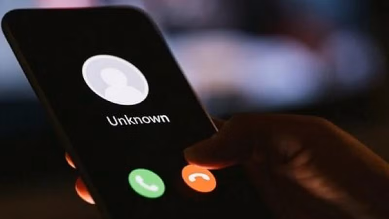 Với manh mối quan trọng trên, cơ quan điều tra đã triển khai lực lượng truy bắt nghi phạm Vũ Duy Hoàng nhằm phục vụ cho công tác đấu tranh, làm rõ vụ án. Chiều 1/12, biết không thể thoát tội, Hoàng đã tới trụ sở Công an quận Hà Đông để đầu thú. Tại cơ quan điều tra, Hoàng khai nhận, trong quá trình chung sống với chị T, nhiều lần 2 người xảy ra mâu thuẫn về chuyện tiền bạc. Năm 2020, đối tượng đến quận Hà Đông làm thợ xây. Trong thời gian này, Hoàng nhận được điện thoại của người tình xin 4 triệu đồng để mua xe máy. Hoàng nói mình chỉ còn 1,6 triệu đồng và hẹn chị T. ra Hà Đông lấy tiền. (Ảnh minh họa, nguồn Internet)