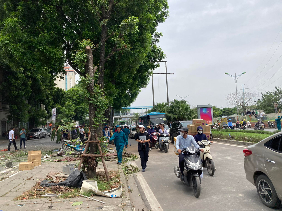 Ngoài một cô gái may mắn leo sang nhà hàng xóm thoát nạn thì một số người dân đi đường cũng bị mảnh kính văng vào người làm bị thương. 