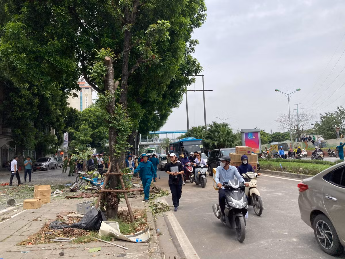 Ngoài một cô gái may mắn leo sang nhà hàng xóm thoát nạn thì một số người dân đi đường cũng bị mảnh kính văng vào người làm bị thương. 