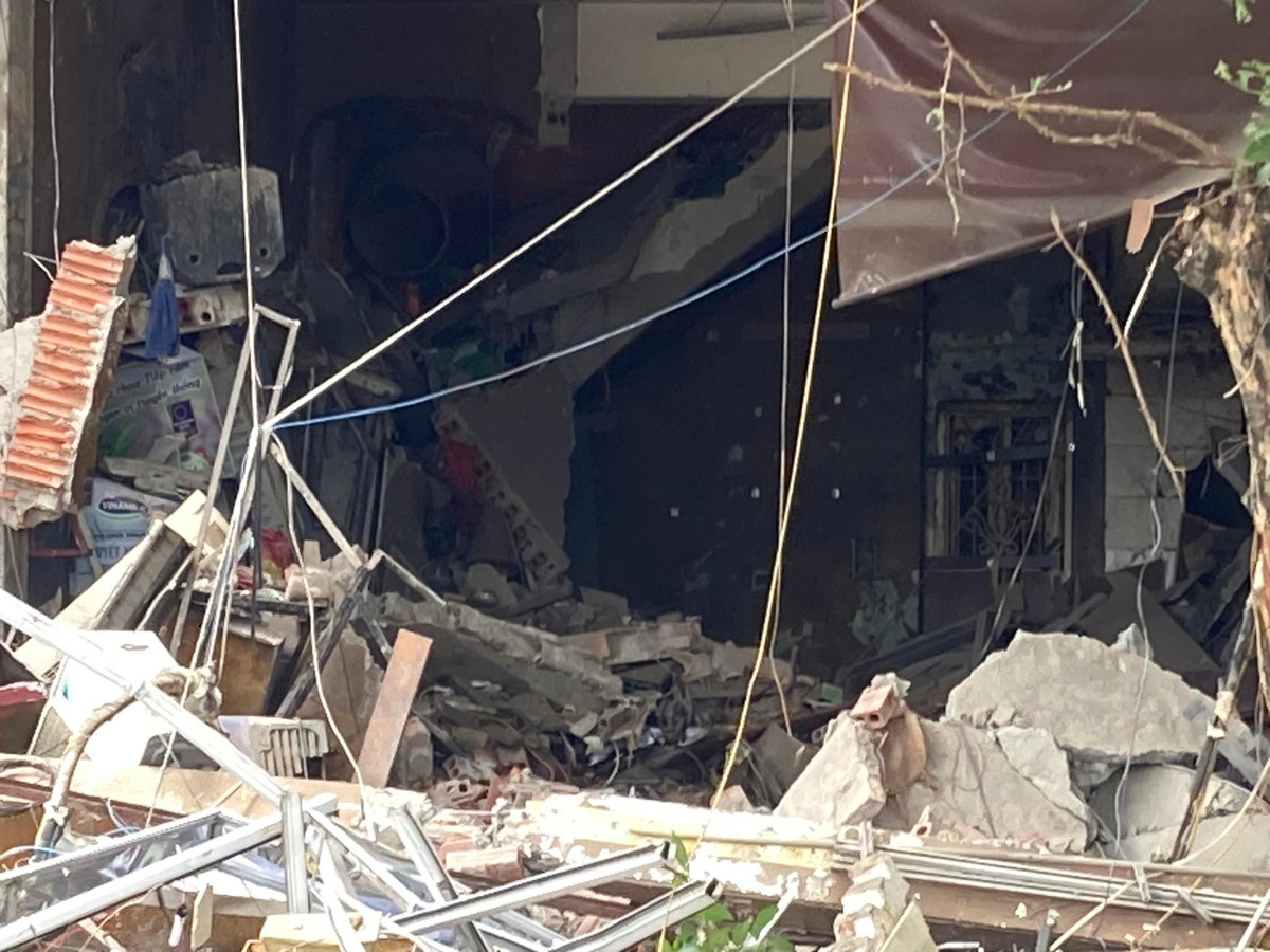 Nhiều vật dụng như cửa cuốn, cửa ra vào của các tầng và xe máy bị hất văng ra phía mặt đường. Do ảnh hưởng từ vụ nổ, một số người đang lưu thông trên đường cũng bị thương. 