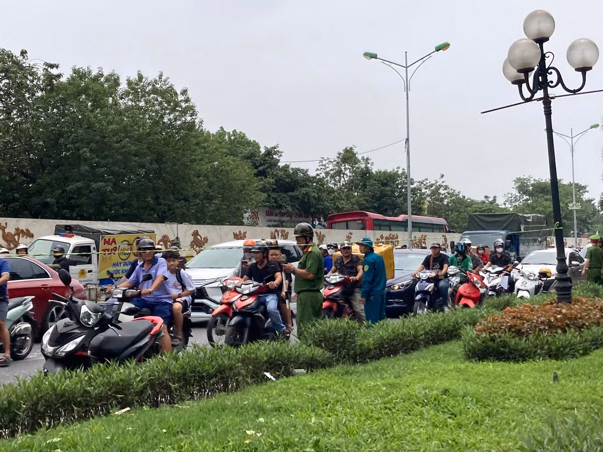 Một người dân chứng kiến cho biết, vào thời điểm xảy ra vụ nổ, anh đi xe máy gần đến khu vực trên thì nghe thấy tiếng nổ lớn, sau đó anh và nhiều người dân chạy lại hiện trường. Có một số người bị thương, nhiều vật liệu, đồ đạc văng ra giữa đường. 