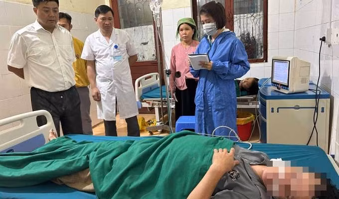 Ha Giang: An canh thit ga nau voi nam dai, hai bo con nhap vien