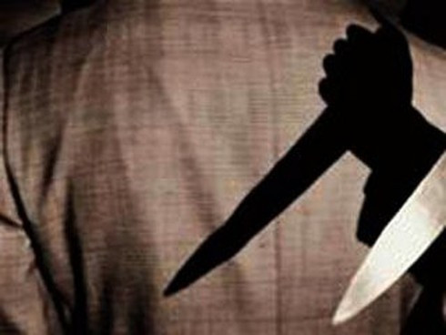 Quanh hiện trường, trinh sát lần ra được vết trượt và cỏ bị xô ngã nghi do kẻ thủ ác để lại trong quá trình bỏ chạy. Từ chi tiết này, ban chuyên án nhận định, kẻ gây án là người am hiểu địa hình, thông thuộc đường nên mới lẩn trốn nhanh đến vậy. Từ lời khai của người mẹ rằng hung thủ ra tay rất nhanh, đâm một nhát chí mạng vào cổ để hạ gục con trai, trinh sát nhận định: Nạn nhân bị sát hại để cướp tài sản. (Ảnh minh họa, nguồn Internet) 