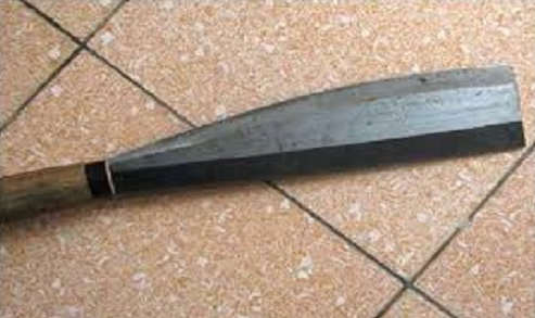 Vật chứng quý giá nhất để lại hiện trường chính là con dao. Để phá án phải truy tìm nguồn gốc của con dao. Tuy nhiên, việc xác minh không hề đơn giản, bởi trên vùng cao, nhà nào có có công cụ tương tự. Sau hai ngày xác minh những người bán dao ở chợ, cùng hơn 300 nhà dân xem có sử dụng con dao này không, tới nhà cuối cùng ở trong xã Kiến Thiết, họ cung cấp thông tin hai ngày trước bị mất dao. (Ảnh minh họa, nguồn Internet) 