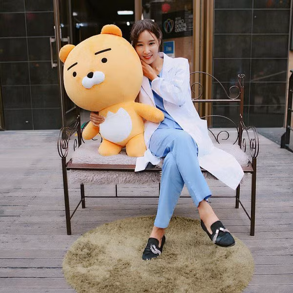 Được mệnh danh là "người đẹp không tuổi", nổi tiếng khắp Hàn Quốc và cộng đồng mạng nhiều nước châu Á, có nhiều fan hâm mộ... nhưng ít ai biết được, đằng sau câu chuyện nổi tiếng của bác sĩ xinh đẹp Lee Su Jin lại là những điều khá đáng buồn đối và bản thân cô đang rất khát khao có thể thay đổi nó.