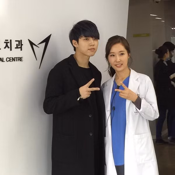 Là một bác sĩ nên Lee Su Jin thường xuyên phải làm việc ở bệnh viện, tham gia các ca trực, ít có thời gian về nhà và chăm sóc con cái. Con gái đầu lòng của cô Su Jin khi bước vào tuổi mới lớn đã được tiếp xúc với công nghệ hiện đại, mạng xã hội và vô tình bị chúng cuốn đi. Có ít thời gian về nhà nhưng khi trở về, bác sĩ Lee Su Jin lại thường bị cô con gái "bỏ rơi", không chịu tâm sự, trò chuyện với mình.