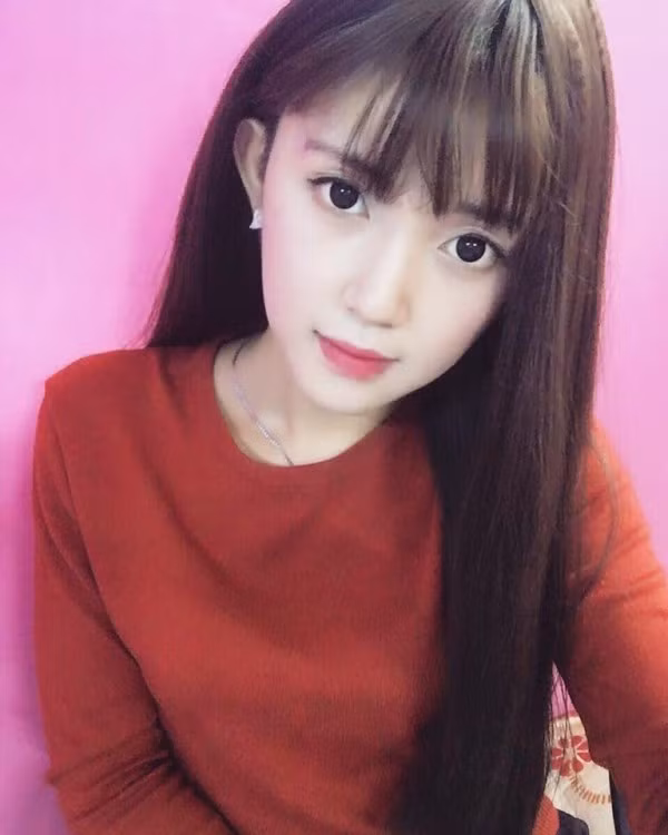 Năm nay 22 tuổi, nhưng nhờ những nét đẹp có sẵn, cộng với tài trang điểm, hóa trang, Trường Giang luôn nhìn trẻ hơn tuổi thật của mình rất nhiều dù có mang ngoại hình là nam hay nữ. Được biết, hóa trang và trang điểm là sở thích, đam mê từ rất lâu của Trường Giang, tuy nhiên thời gian gần đây cậu mới thường xuyên đăng tải những bức ảnh giả gái lên trang cá nhân, thực hiện các màn live stream, giao lưu với dân mạng trong hình dáng của một cô gái xinh tươi.