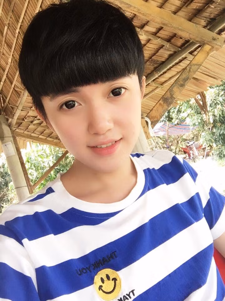 Còn đây là ngoại hình thường ngày, khi không ăn mặc sexy, khoe vòng một của Lưu Trường Giang. Với kiểu tóc ngắn và cách lựa chọn trang phục như thế này, Trường Giang thể hiện mình là một chàng trai trẻ có phong cách Hàn Quốc, không thiếu những đường nét mềm mại, thanh tú trên khuôn mặt. Đặc biệt Trường Giang còn có một làn da trắng hồng mịn màng, đôi mắt to tròn, long lanh... điều mà một số cô gái cũng phải tốn rất nhiều công sức mới có được.