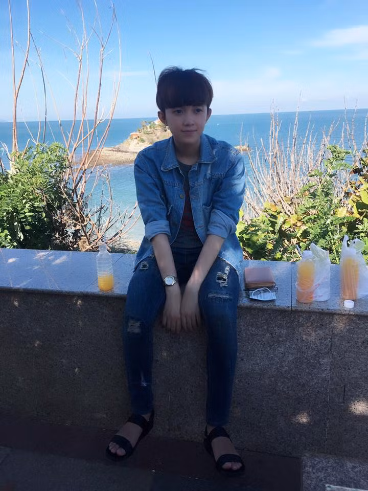 Nếu như là người theo dõi trang cá nhân của Lưu Trường Giang từ lâu, chắc chắn các bạn trẻ sẽ nhận ra rằng, khoảng vài tháng trở lại đây, 9X Đồng Tháp này mới thường xuyên đăng tải những hình ảnh với dung mạo giống hệt con gái, với mái tóc dài, trang phục gợi cảm, khéo khoe vòng một căng tràn. Trước đó, Trường Giang vẫn khá trung thành với hình ảnh một chàng trai, ăn mặc trẻ trung, năng động nhưng phong thái lại rất nhẹ nhàng, nhã nhặn.