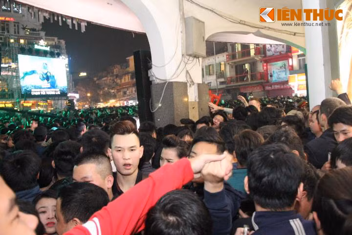 Nhiều nhóm bạn trẻ cùng nhau đến khu vực sân khấu nơi diễn ra hoạt động đếm ngược đã phải bỏ về sau một hồi chen chân đến mức như muốn nghẹt thở. Ảnh: Anh Sơn.