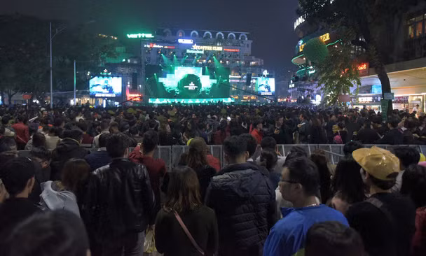 Được biết đến 0h, màn đếm ngược đón năm mới - phần được mong chờ nhất trong buổi tối hôm nay sẽ diễn ra tại các sân khấu chính ở khu vực phố đi bộ. Dù chật chội, khó di chuyển nhưng vẫn có rất nhiều bạn trẻ quyết tâm ở lại các khu vực diễn ra sự kiện để chờ đợi bằng được hoạt động khởi đầu, chúc mừng năm mới 2017 hoành tráng. Ảnh: Mạnh Thắng. 