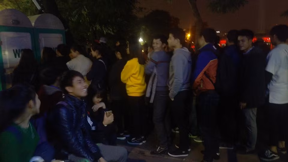 Cả một khu vực rộng lớn quanh quảng trường Đông Kinh Nghĩa Thục được lấp đầy bằng một biển người... nhưng lại có rất ít nhà vệ sinh công cộng. Và thực trạng này đã khiến rất nhiều bạn trẻ lâm vào tình cảnh dở khóc dở cười. Ảnh: Trần Thanh Sơn.