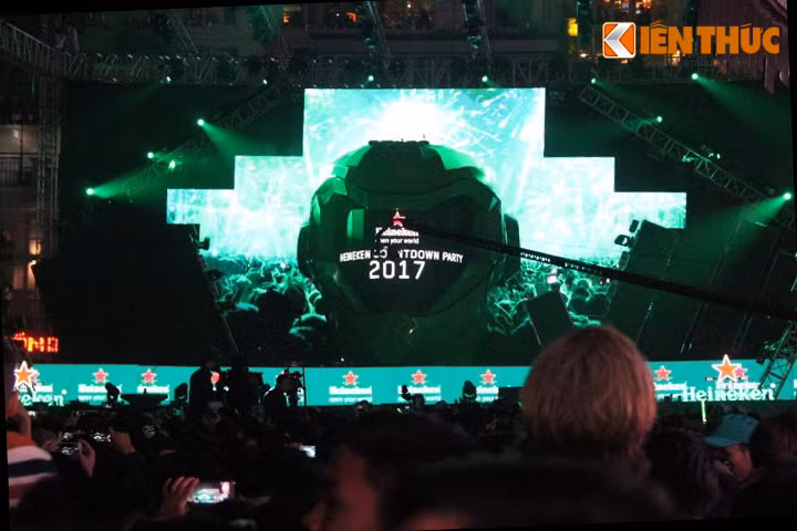 Theo khảo sát của phóng viên Kiến Thức, phần lớn các bạn trẻ có mặt tại khu vực Hồ Gươm vào tối 31/12 chủ yếu là để tìm đến các sân khấu diễn ra các đại nhạc hội, chương trình biểu diễn âm nhạc, nghệ thuật và hoạt động đếm ngược đón năm mới 2017. Đây là các chương trình được tổ chức thường niên, với concept rất sôi động, cuồng nhiệt phù hợp với đối tượng khán giả trẻ tuổi. Ảnh: Anh Sơn.
