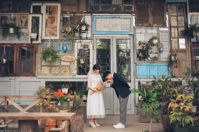 Việc giữ thông tin về đám cưới đến tận phút chót và cái chất thể hiện trong bộ ảnh cưới càng cho thấy rõ hơn tính cách yêu thích những điều đơn giản nhưng chứa đựng nhiều ý nghĩa sâu lắng của cặp đôi MC và nhiếp ảnh gia Trần Ngọc - Minh Phương. Ảnh: Nhung Sue.