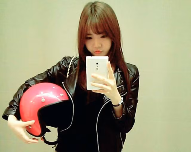 Rudya Yoo thường xuất hiện với phong cách thời trang đơn giản, trẻ trung. Ảnh: FNBV.