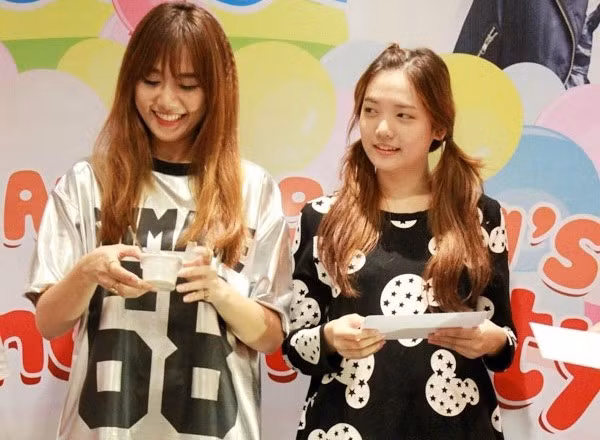 Hình ảnh hiếm hoi của Rudya trước truyền thông khi xuất hiện tại một sự kiện cùng chị. Ảnh: Din Din.