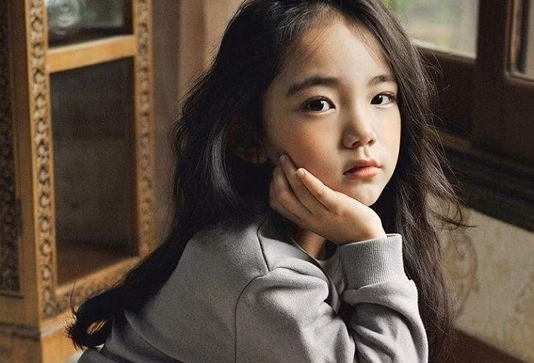 Mới 6 tuổi nhưng "thiên thần nhí" đã có thể tạo dáng tự tin, chuyên nghiệp trước ống kính.