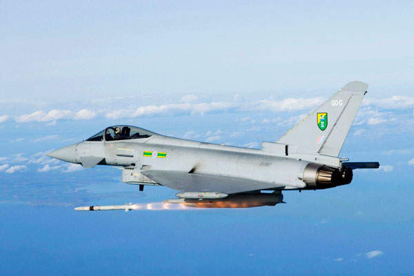 AIM-132 ASRAAM: Tên lửa không đối không tầm ngắn tiên tiến này (ASRAAM) được MBDA thiết kế phục vụ cho các nhiệm vụ trong tầm nhìn của Không quân Hoàng gia Anh. Loại tên lửa này cũng được lực lượng Không quân Hoàng gia Australia triển khai trên chiến đấu cơ F/A-18 Hornet. Với sự kết hợp hài hòa giữa tính linh hoạt và tầm bắn xa, ASRAAM có khả năng cơ động của một tên lửa tầm ngắn với tầm bắn của một tên lửa tầm trung.