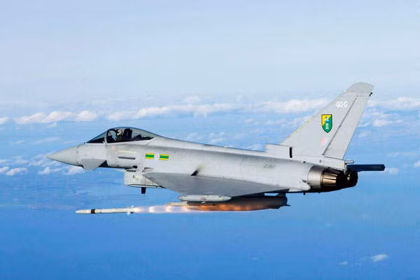 AIM-132 ASRAAM: Tên lửa không đối không tầm ngắn tiên tiến này (ASRAAM) được MBDA thiết kế phục vụ cho các nhiệm vụ trong tầm nhìn của Không quân Hoàng gia Anh. Loại tên lửa này cũng được lực lượng Không quân Hoàng gia Australia triển khai trên chiến đấu cơ F/A-18 Hornet. Với sự kết hợp hài hòa giữa tính linh hoạt và tầm bắn xa, ASRAAM có khả năng cơ động của một tên lửa tầm ngắn với tầm bắn của một tên lửa tầm trung.