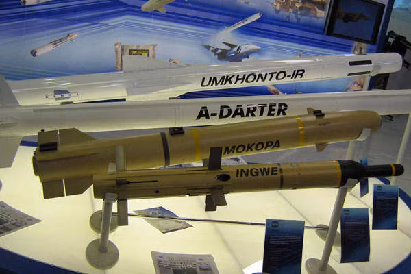 A-Darter là một tên lửa không đối không thế hệ thứ 5 do Denel Dynamics, Mectron, Avibras và Opto Eletrônica phát triển. Tên lửa A-Darter có thể được tích hợp trên các chiến đấu cơ như JAS-39 Gripen, Hawk Mk120, F-5E/F Tiger II và F-5A/B. Tên lửa được trang bị thiết bị tìm kiếm hình ảnh nhiệt 2 màu và hệ thống chống gây nhiễu điện tử đa phương thức (ECCM) phù hợp cho việc tấn công các mục tiêu trong môi trường mà đối phương thực hiện các biện pháp đối phó.