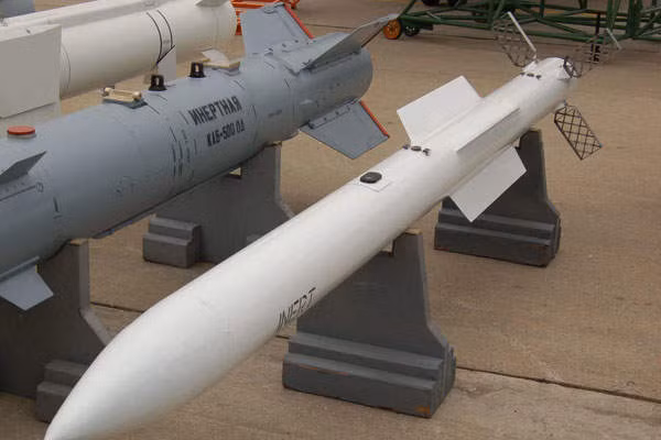 R-77 (RVV-AE) là một tên lửa không đối không tầm trung thuộc hàng tốt nhất thế giới có khả năng tiêu diệt các mục tiêu và chống chịu được trước các biện pháp đối phó từ kẻ thù. R-77 có thể mang đầu đạn nặng 22,5 kg và tầm bắn tối đa là 80 km.