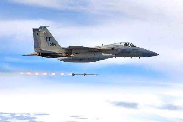 AIM-120: Được phát triển bởi Raytheon, tên lửa không đối không tầm trung AIM-120 đã cho thấy khả năng chiến đấu khi thực hiện nhiệm vụ tại Iraq, Bosnia và Kosovo. Được trang bị đầu dẫn radar chủ động có khả năng tự phát hiện, theo dõi và khóa mục tiêu cùng với đầu đạn nổ phá mảnh, AIM-120 là một trong những tên lửa không đối không hiệu quả nhất hiện nay.