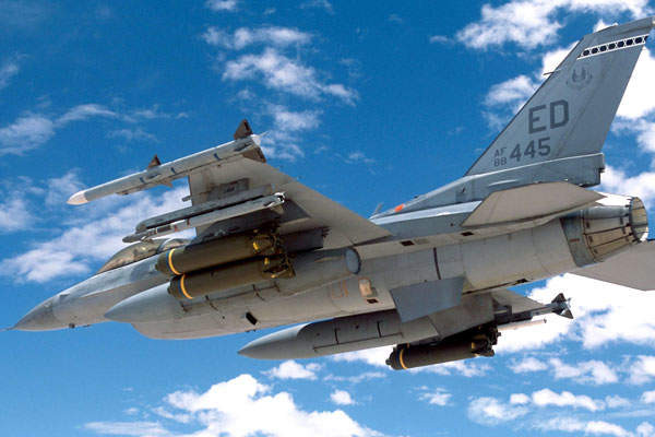 AIM-9X Sidewinder do Raytheon sản xuất là thành viên mới nhất trong "gia đình" tên lửa không đối không tầm ngắn Sidewinder. Được coi là một trong những tên lửa không đối không tầm ngắn hiện đại nhất thế giới, AIM-9X có thể dễ dàng tích hợp với một loạt chiến đấu cơ hiện đại F-15, F-16, F/A-18, Sea Harrier A-4, AV-8B, Tornado và trực thăng AH-1.