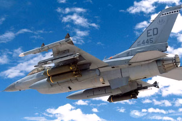 AIM-9X Sidewinder do Raytheon sản xuất là thành viên mới nhất trong "gia đình" tên lửa không đối không tầm ngắn Sidewinder. Được coi là một trong những tên lửa không đối không tầm ngắn hiện đại nhất thế giới, AIM-9X có thể dễ dàng tích hợp với một loạt chiến đấu cơ hiện đại F-15, F-16, F/A-18, Sea Harrier A-4, AV-8B, Tornado và trực thăng AH-1.