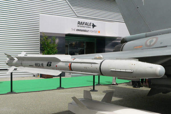 MICA: Là hệ thống tên lửa không đối không ngoài tầm nhìn (BVR), MICA do Pháp phát triển có 2 biến thể là MICA (EM) RF sử dụng bộ phận radar chủ động và MICA IR trang bị đầu dò ảnh nhiệt sóng kép bị động Sagem có thể đánh bại các biện pháp chống trả của kẻ thù.