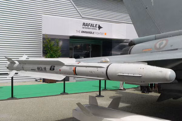 MICA: Là hệ thống tên lửa không đối không ngoài tầm nhìn (BVR), MICA do Pháp phát triển có 2 biến thể là MICA (EM) RF sử dụng bộ phận radar chủ động và MICA IR trang bị đầu dò ảnh nhiệt sóng kép bị động Sagem có thể đánh bại các biện pháp chống trả của kẻ thù.