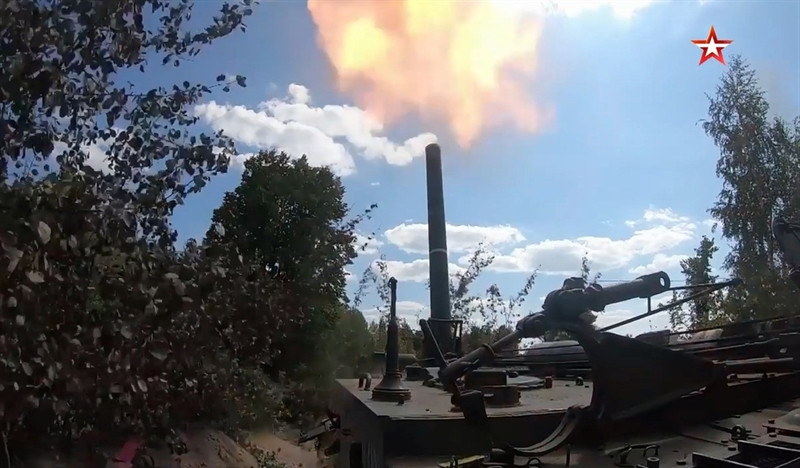 Đạn cối được bố trí trong khoang chứa đạn kiểu tang trống nằm ở thân xe, gồm 40 quả đạn nổ phá mảnh hoặc 20 quả đạn cối phản lực-tích cực. Nhờ bàn điều khiển kiểu cầm tay, pháo thủ lấy đạn từ khoang chứa và đưa tới cơ cấu đẩy đạn để nạp vào khóa nòng của súng cối. Khi lấy đạn từ dưới đất để nạp phải dùng cần cẩu điều khiển bằng tay và đặt đạn vào cơ cấu đẩy. Cần cẩu lắp ở bên trái nóc thân xe có thể hoạt động với nhiều góc độ khác nhau.