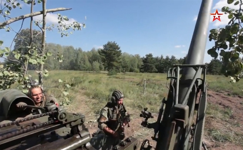 Hiện nay súng cối 2S4 Tyulpan không có đối thủ xứng tầm trên thế giới, đặc biệt chưa có hệ thống phòng thủ nào được xác nhận có thể đánh chặn đạn của khẩu cối siêu lớn này. Để khai hỏa, súng cối không cần có sự chuẩn bị đặc biệt nào tại vị trí triển khai, chuyển trạng thái hành quân sang chiến đấu nhờ hệ thống thủy lực nâng hạ mất 5 phút và ngược lại mất 10 phút.