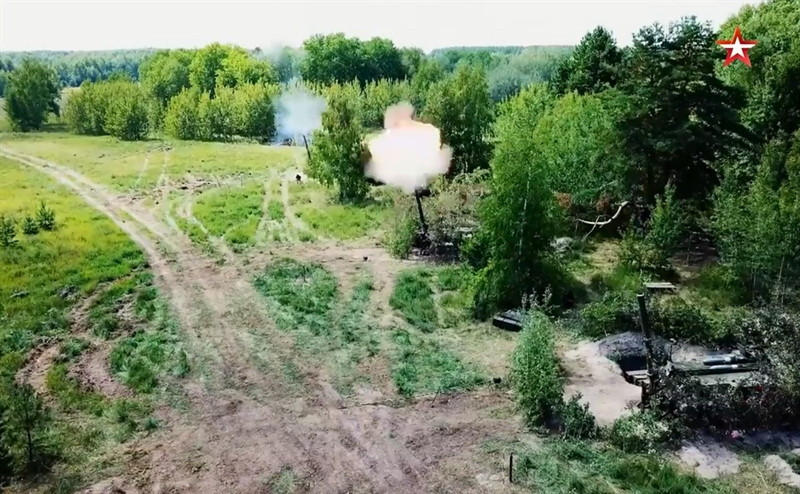 "Các hệ thống súng cối này đã được biên chế cho các đơn vị pháo binh của Quân khu phía Đông đồn trú tại vùng lãnh thổ Primorsky và phía Tây thuộc tỉnh Kaliningrad. 2S4 Tyulpan là súng cối tự hành nặng nhất và mạnh nhất trên thế giới", Đại tá Alexander Gordeev, phát ngôn viên Quân khu phía Đông cho biết.