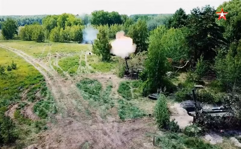 "Các hệ thống súng cối này đã được biên chế cho các đơn vị pháo binh của Quân khu phía Đông đồn trú tại vùng lãnh thổ Primorsky và phía Tây thuộc tỉnh Kaliningrad. 2S4 Tyulpan là súng cối tự hành nặng nhất và mạnh nhất trên thế giới", Đại tá Alexander Gordeev, phát ngôn viên Quân khu phía Đông cho biết.