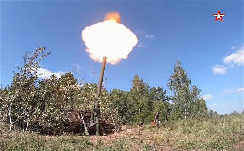 Mỗi viên đạn cối kiểu nổ phá F-864 nặng tới 130,7 kg, khối lượng thuốc nổ là 32 kg, dùng ngòi nổ GVMZ-7 có cơ cấu điều chỉnh nổ tức thời hoặc nổ chậm. Đạn cối F-864 có 5 liều thuốc phóng, điều chỉnh tăng giảm để sơ tốc đạn đạt tương ứng từ 158 - 362 m/s và tầm bắn từ 800 - 9.650 m. Nếu dùng đạn tăng tầm thì tầm bắn có thể lên đến 20.000m.