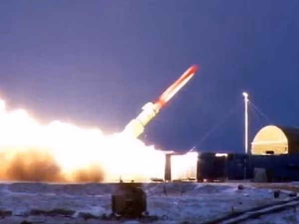 Trước đó, phía Nga bị cho là đánh rơi một tên lửa sử dụng năng lượng hạt nhân trong cuộc thử nghiệm thất bại vào cuối năm 2017 ở biển Barents và đã lên kế hoạch trục vớt hồi năm 2018 với khoảng 3 tàu tham gia.